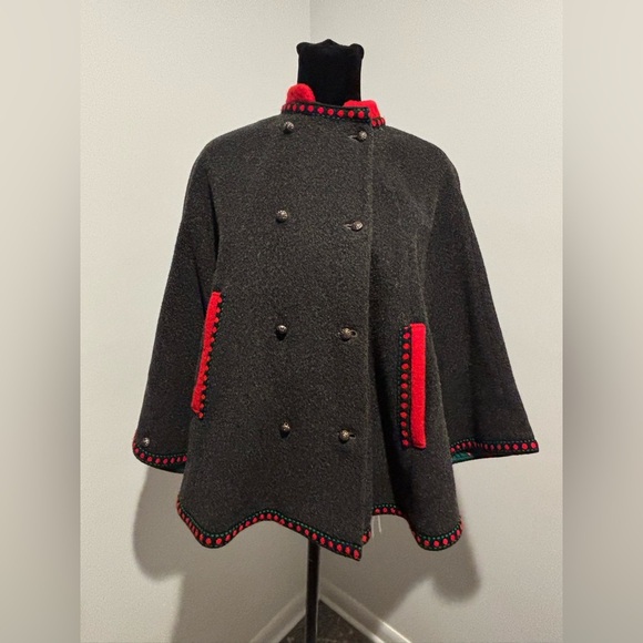 EUROPEAN Vintage Gray Red Felt Embr Trim Pewter Buttons Wool Cape Girl’s 10 - Picture 4 of 10